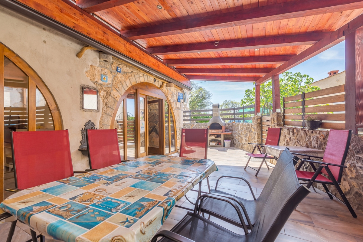 OTOK KRK, širše območje mesta KRKA - kamnita hiša v nizu z bazenom, jacuzzijem in panoramskim pogledom na morje