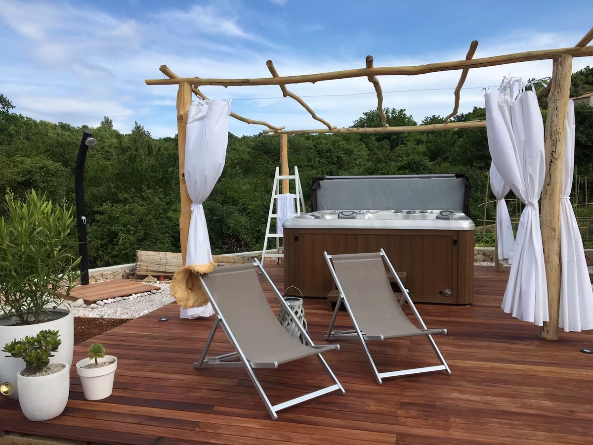 OTOK KRK, DOBRINJ - Avtohtona hiša z jacuzzijem