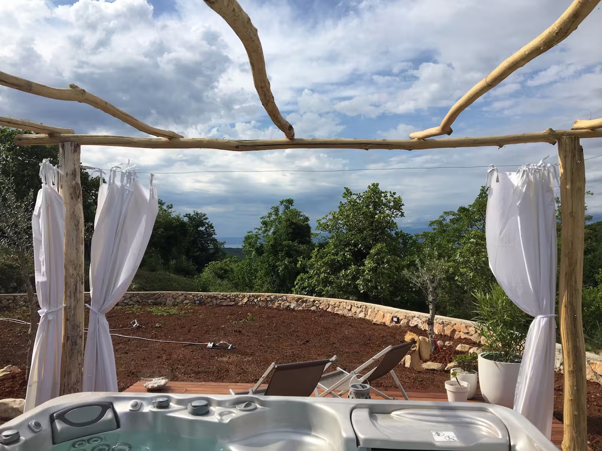 OTOK KRK, DOBRINJ - Avtohtona hiša z jacuzzijem