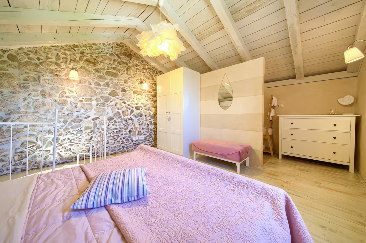 OTOK KRK, DOBRINJ - Avtohtona hiša z jacuzzijem
