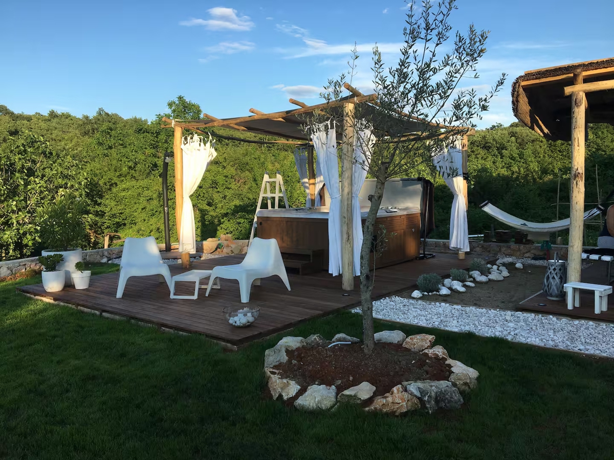 OTOK KRK, DOBRINJ - Avtohtona hiša z jacuzzijem