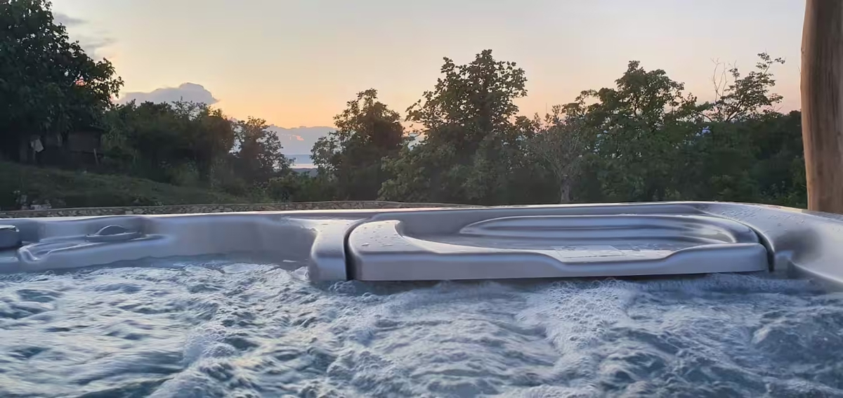 OTOK KRK, DOBRINJ - Avtohtona hiša z jacuzzijem