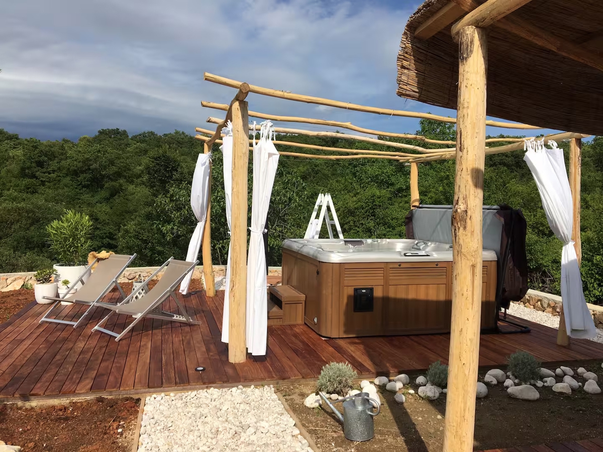 OTOK KRK, DOBRINJ - Avtohtona hiša z jacuzzijem