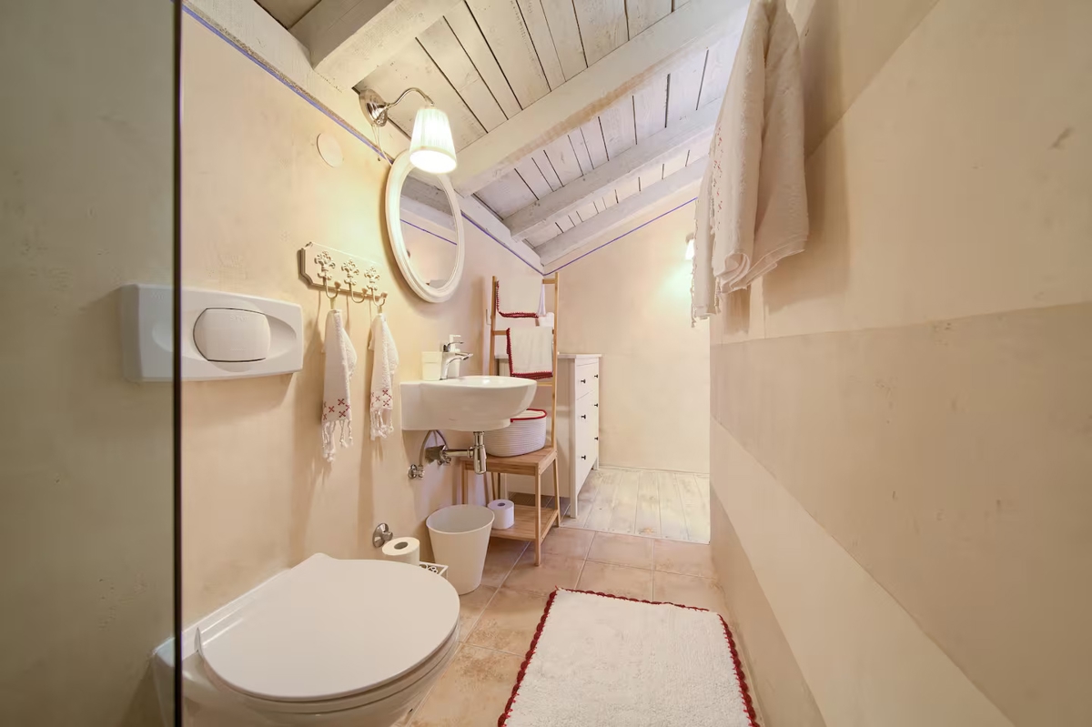 OTOK KRK, DOBRINJ - Avtohtona hiša z jacuzzijem