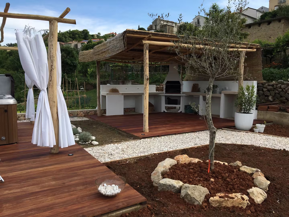 OTOK KRK, DOBRINJ - Avtohtona hiša z jacuzzijem