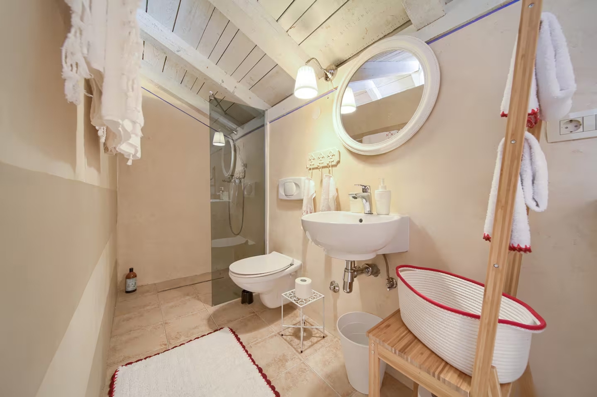 OTOK KRK, DOBRINJ - Avtohtona hiša z jacuzzijem