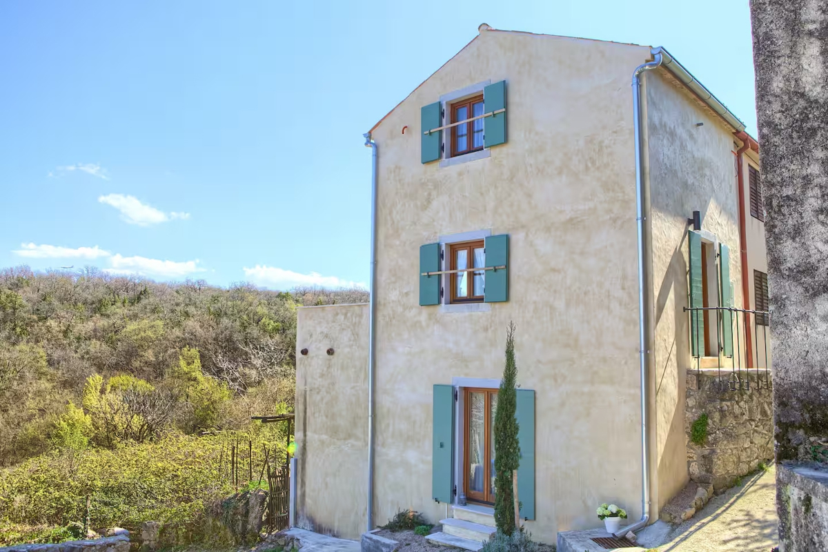 OTOK KRK, DOBRINJ - Avtohtona hiša z jacuzzijem