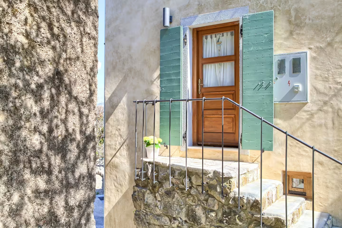 OTOK KRK, DOBRINJ - Avtohtona hiša z jacuzzijem