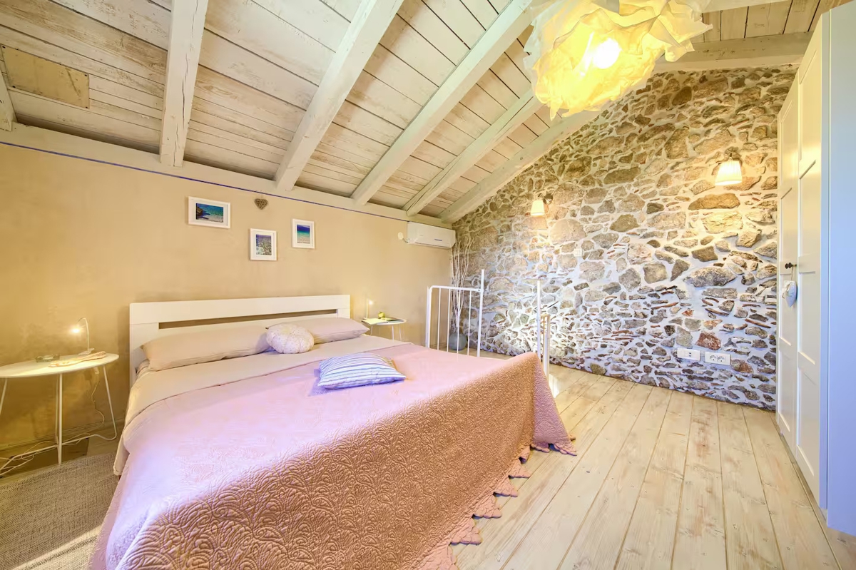OTOK KRK, DOBRINJ - Avtohtona hiša z jacuzzijem