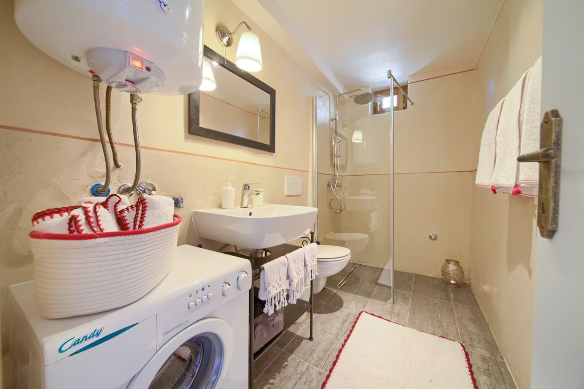 OTOK KRK, DOBRINJ - Avtohtona hiša z jacuzzijem