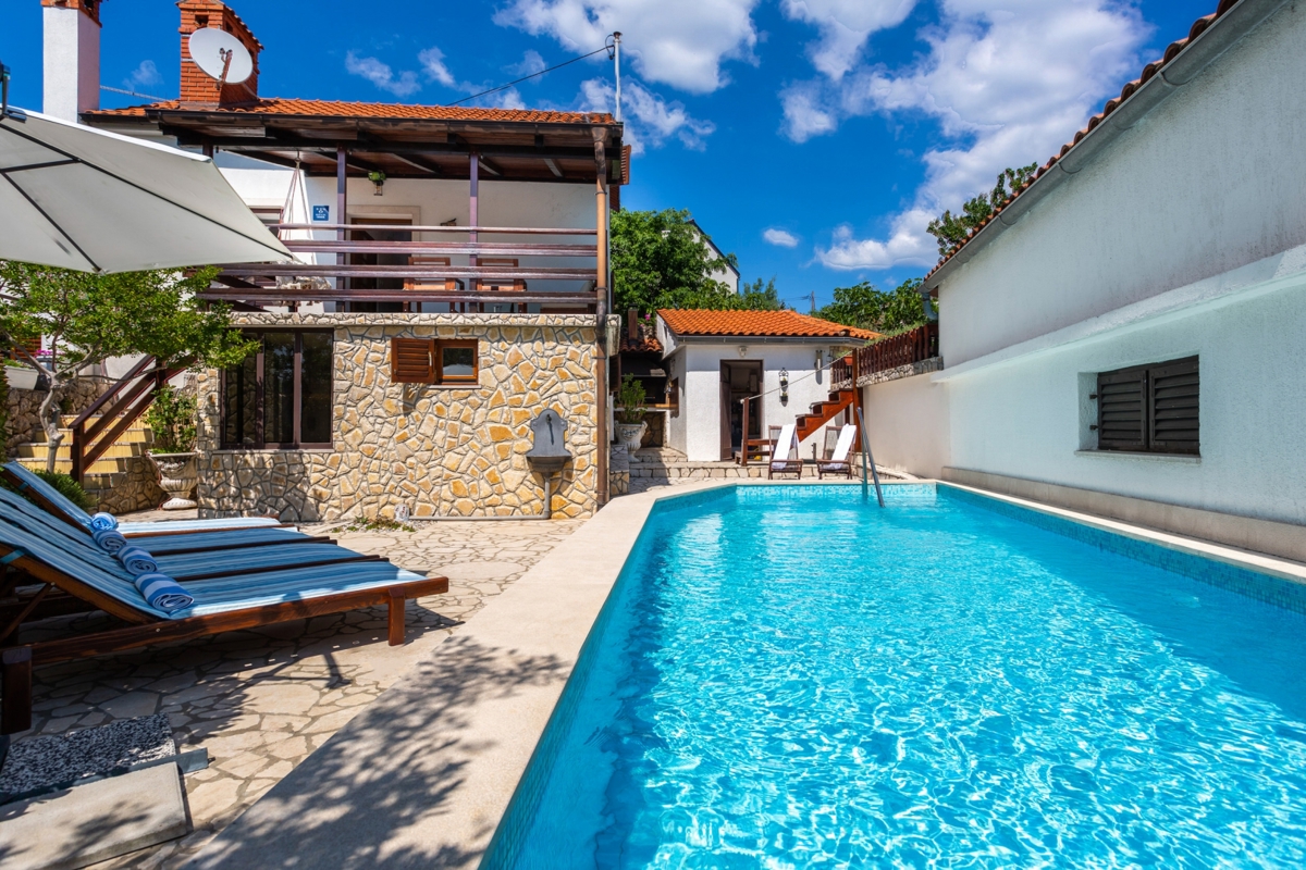 OTOK KRK, RISIKA - Očarljiva hiša z bazenom in jacuzzijem