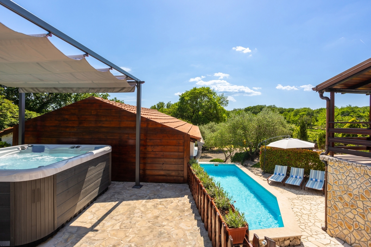 OTOK KRK, RISIKA - Očarljiva hiša z bazenom in jacuzzijem