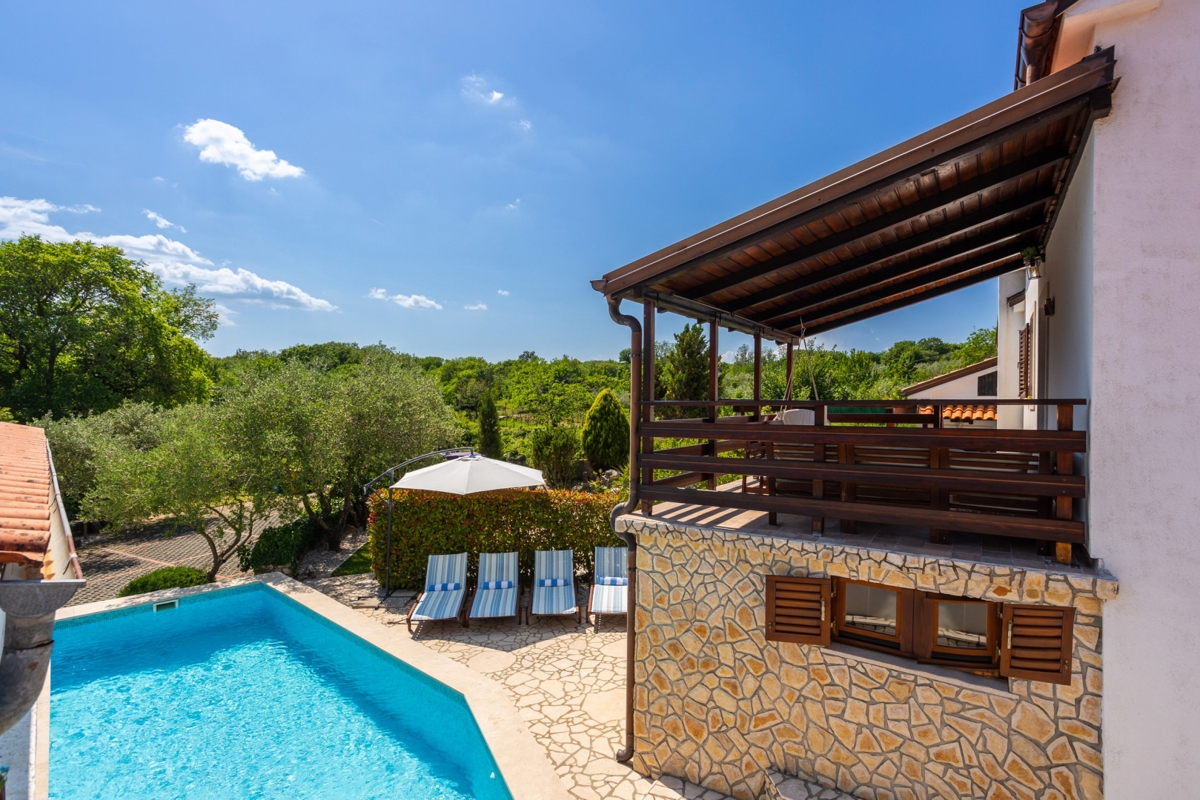 OTOK KRK, RISIKA - Očarljiva hiša z bazenom in jacuzzijem