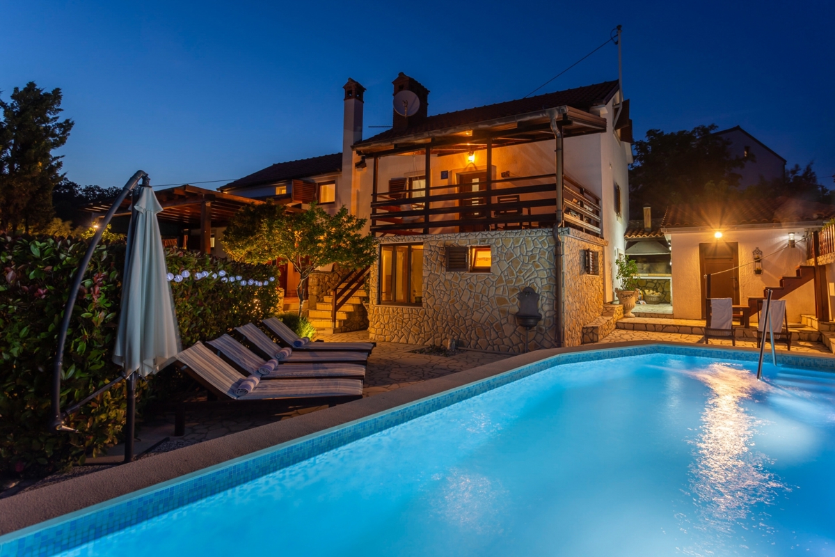 OTOK KRK, RISIKA - Očarljiva hiša z bazenom in jacuzzijem