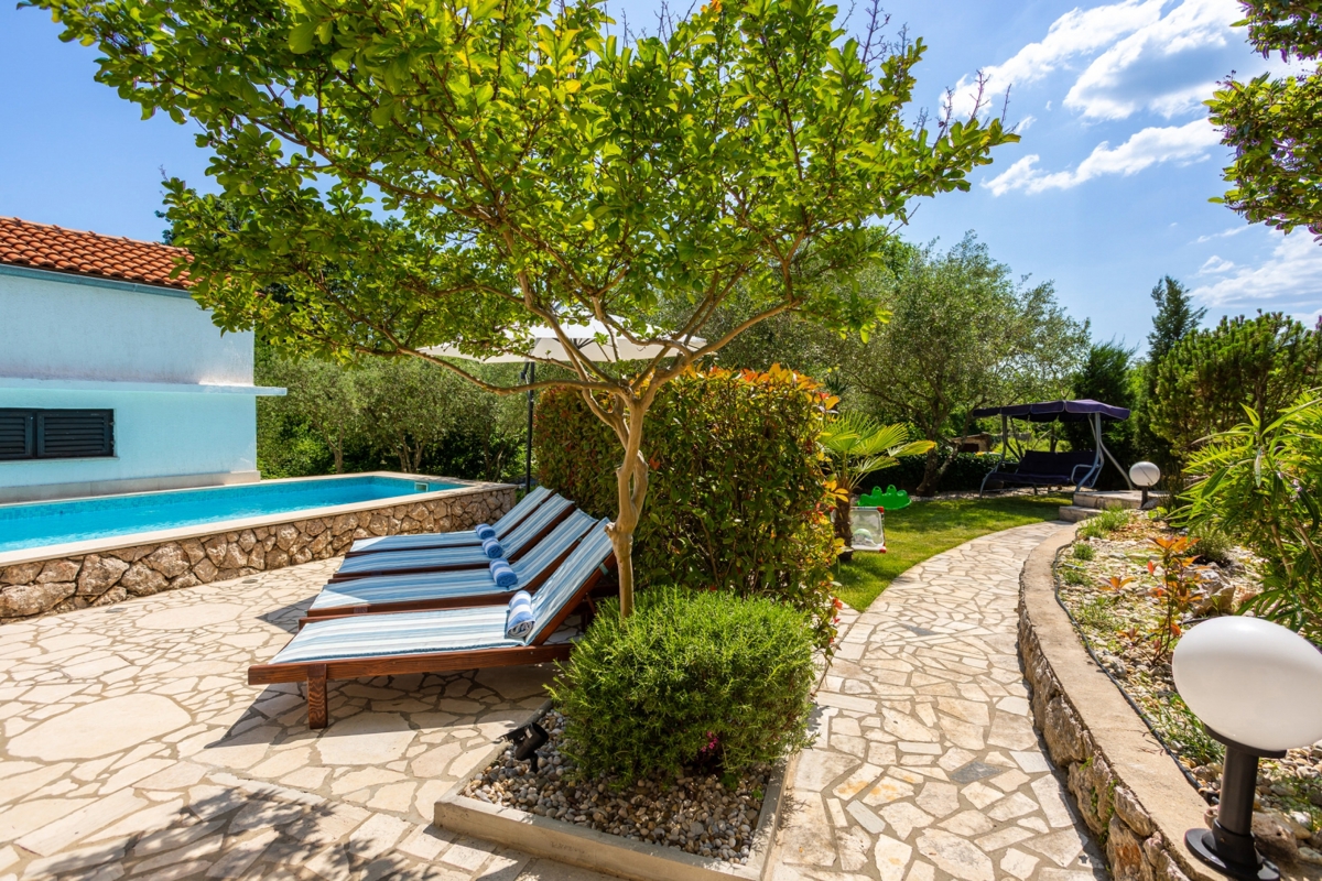 OTOK KRK, RISIKA - Očarljiva hiša z bazenom in jacuzzijem