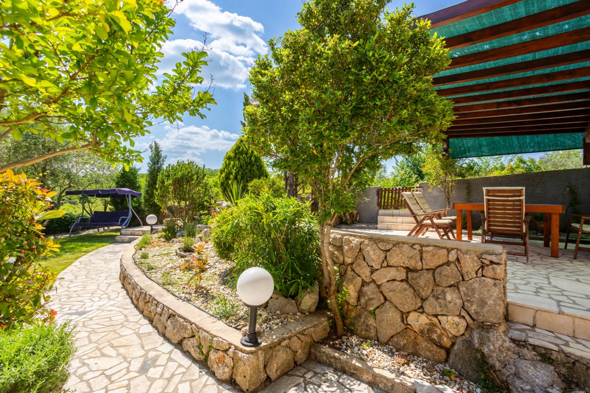 OTOK KRK, RISIKA - Očarljiva hiša z bazenom in jacuzzijem