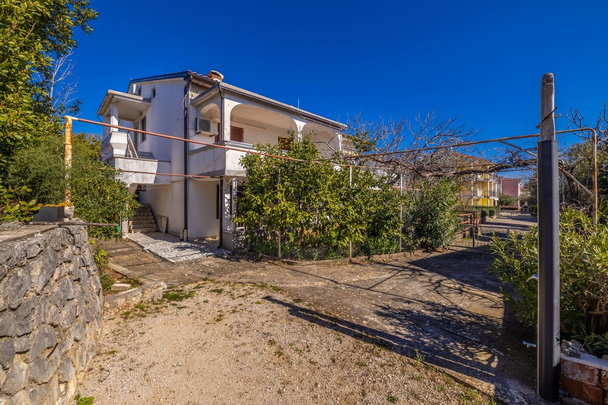MESTO KRK - Hiša s tremi apartmaji