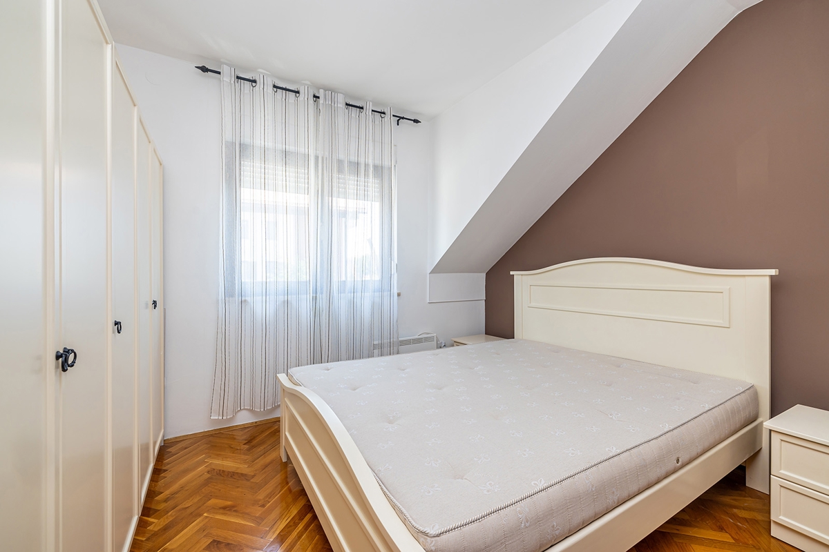 FUŽINE - Enosobno stanovanje v visoki mansardi