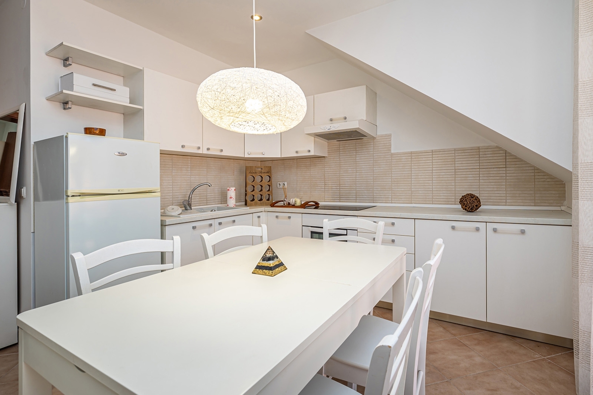 FUŽINE - Enosobno stanovanje v visoki mansardi