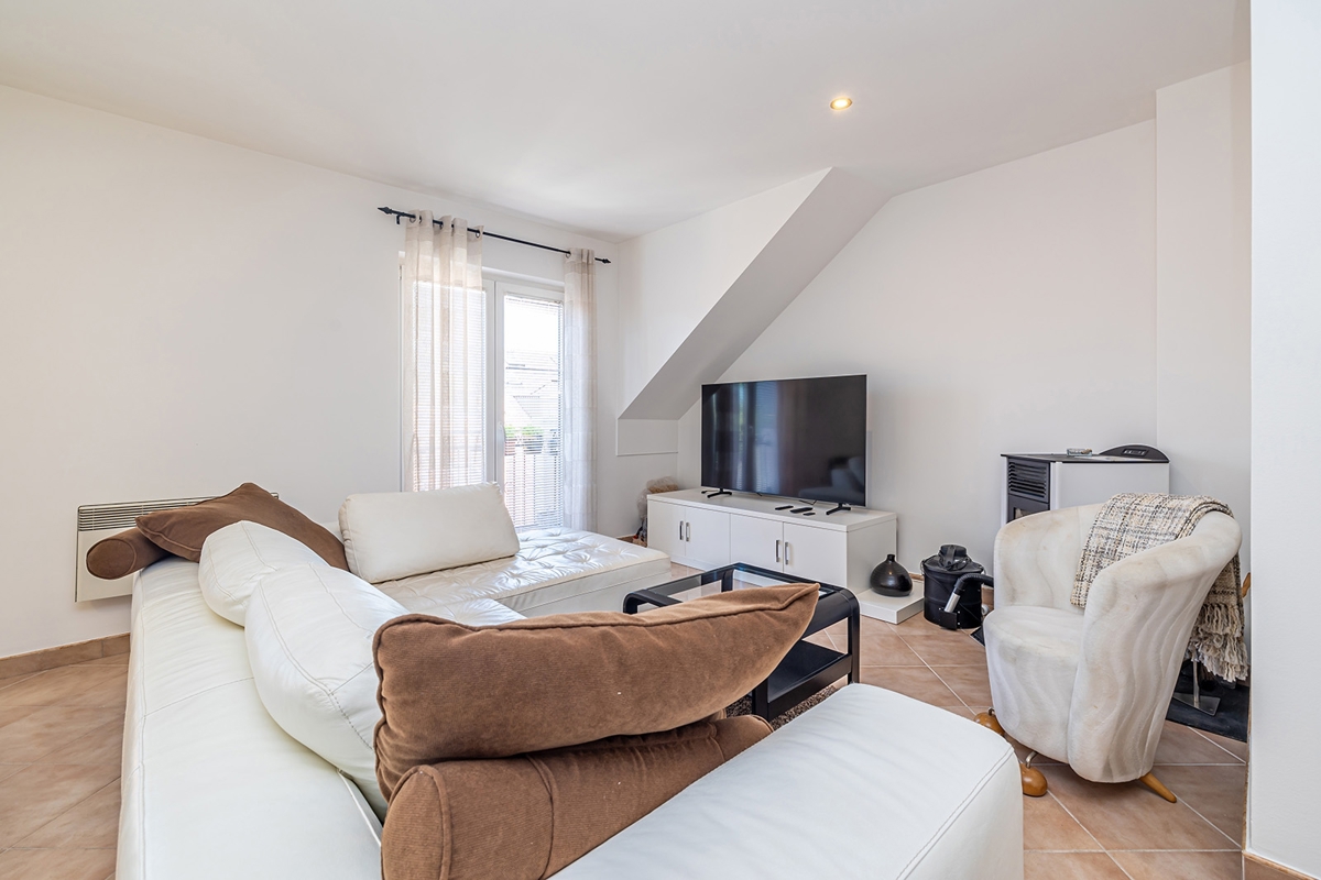 FUŽINE - Enosobno stanovanje v visoki mansardi