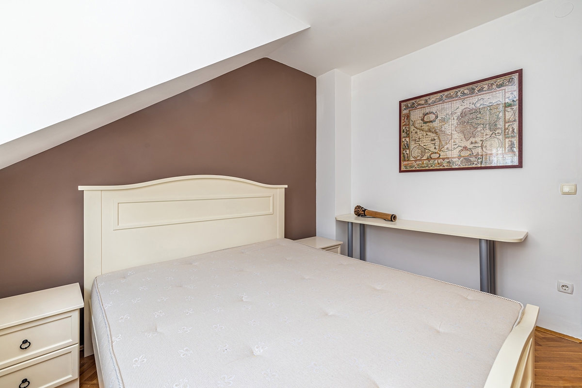 FUŽINE - Enosobno stanovanje v visoki mansardi