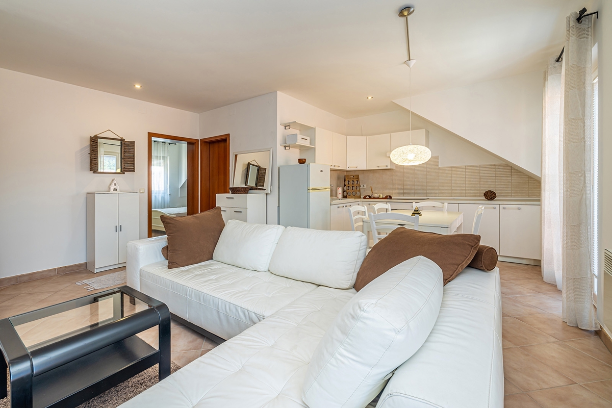 FUŽINE - Enosobno stanovanje v visoki mansardi