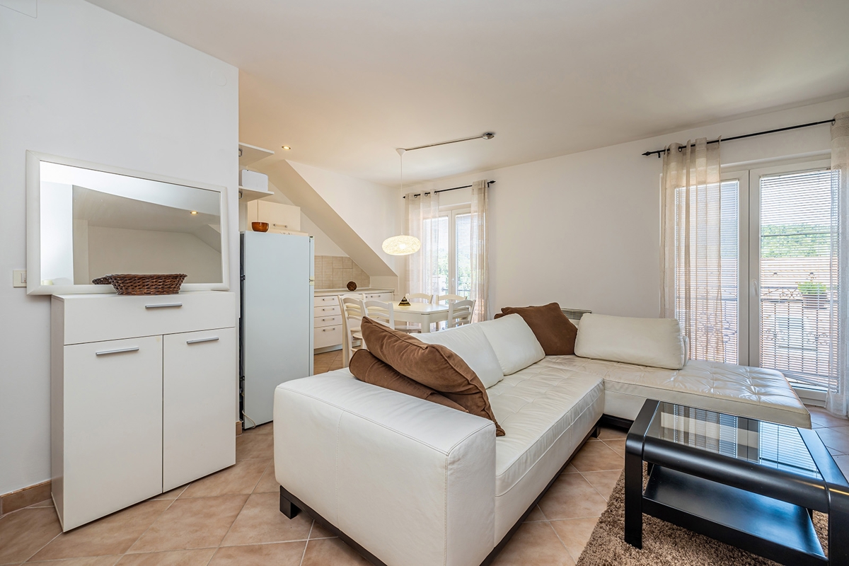 FUŽINE - Enosobno stanovanje v visoki mansardi