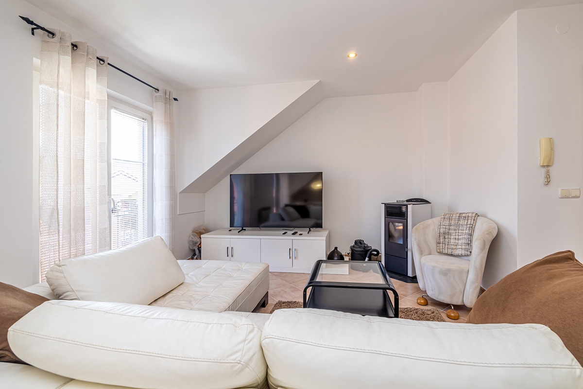 FUŽINE - Enosobno stanovanje v visoki mansardi