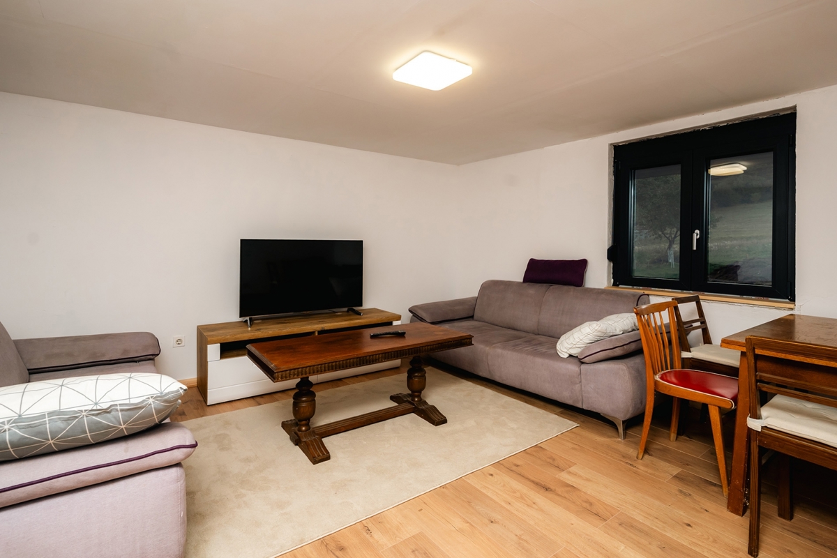 MRKOPALJ - Samostojna hiša z vrtom