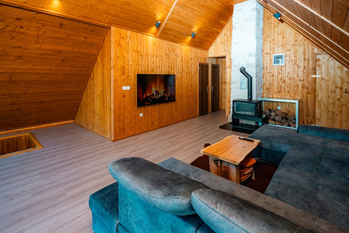 MRKOPALJ - Samostojna hiša z vrtom