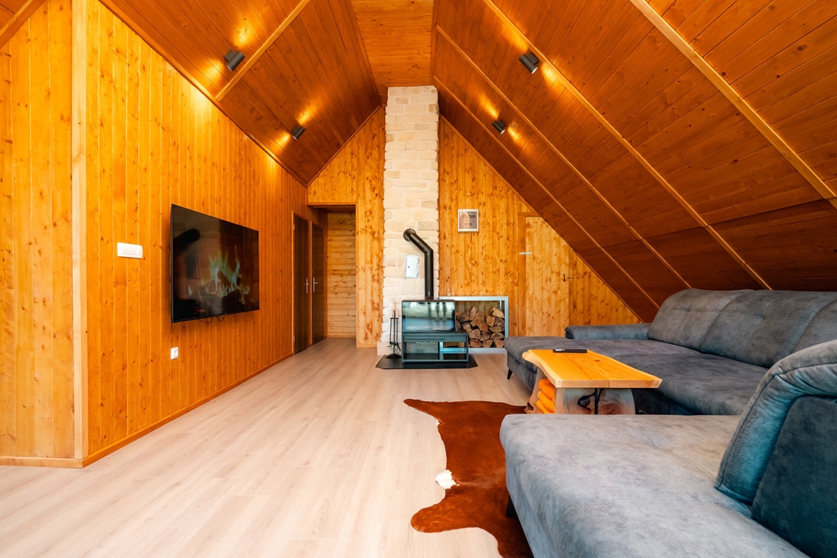 MRKOPALJ - Samostojna hiša z vrtom