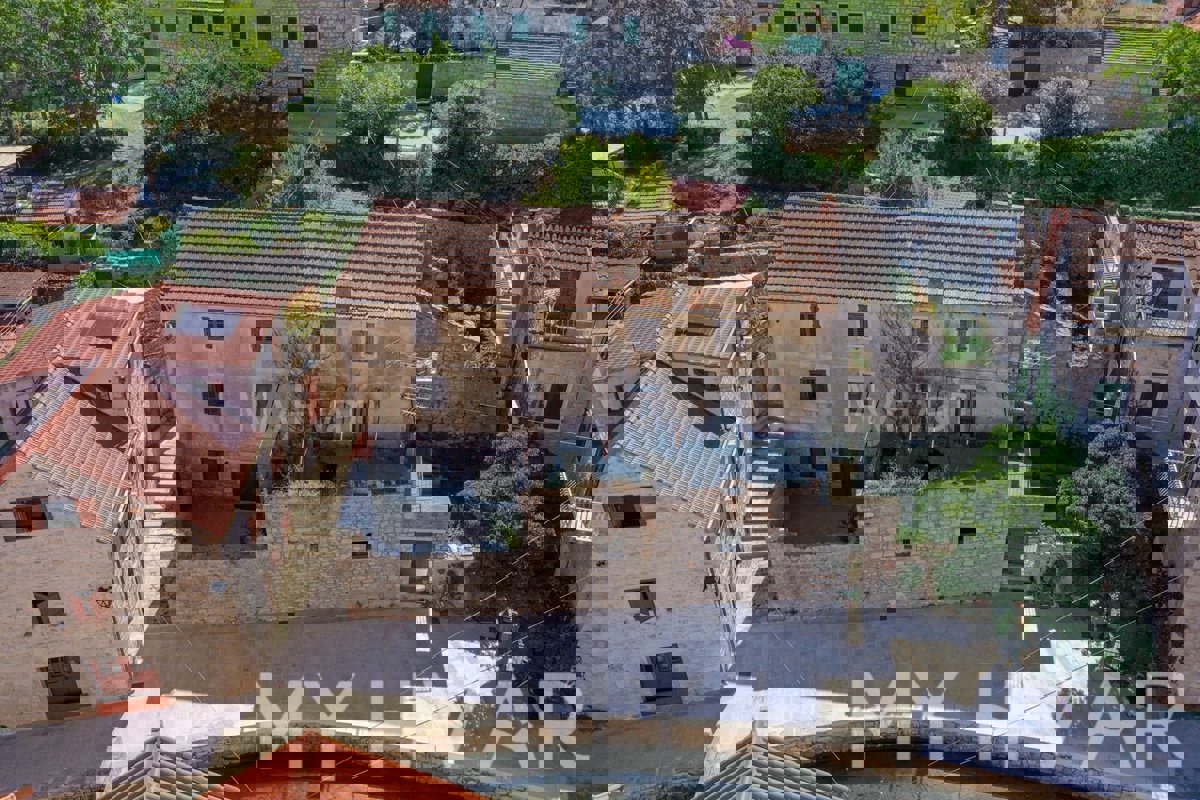 Kamnita hiša ob morju v središču Vrboske