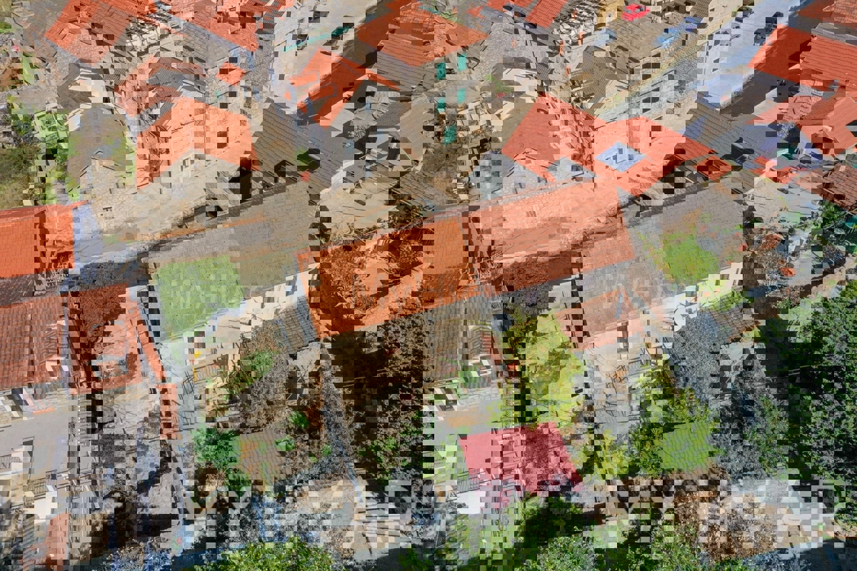 Kamnita hiša ob morju v središču Vrboske