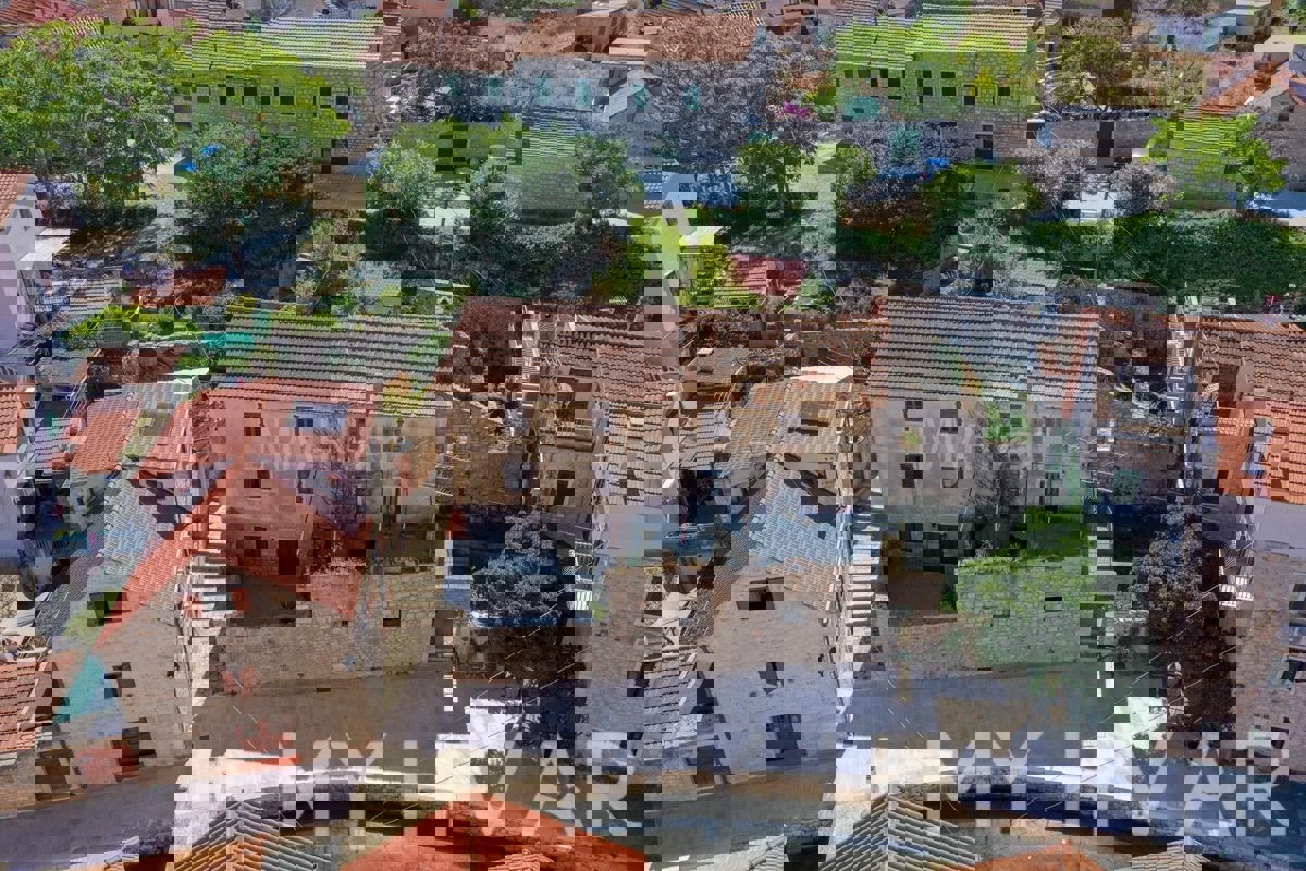 Kamnita hiša ob morju v središču Vrboske