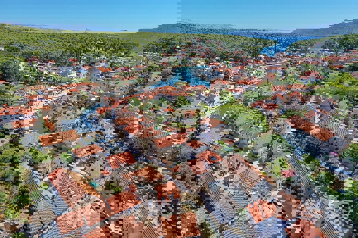 Kamnita hiša ob morju v središču Vrboske