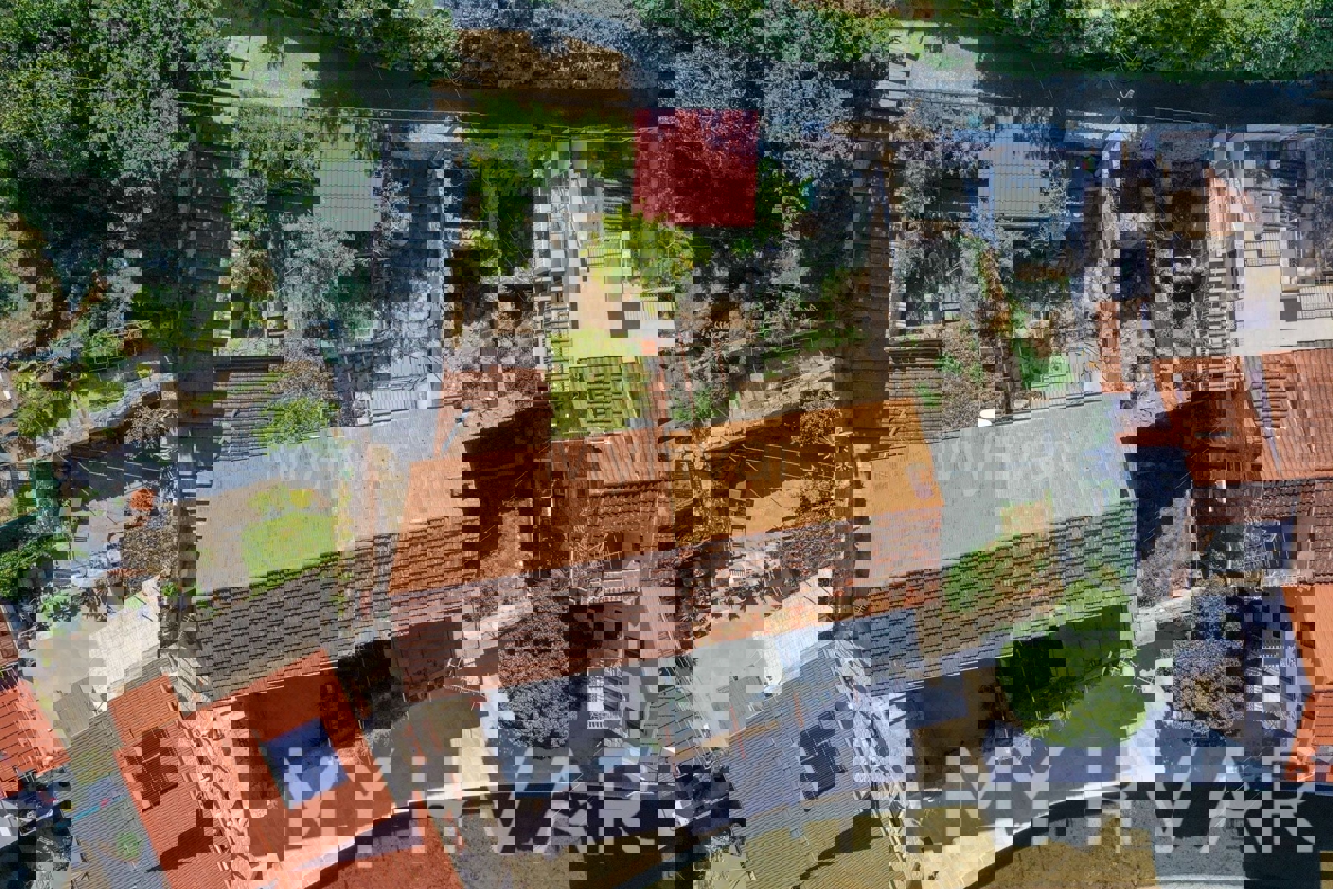 Kamnita hiša ob morju v središču Vrboske