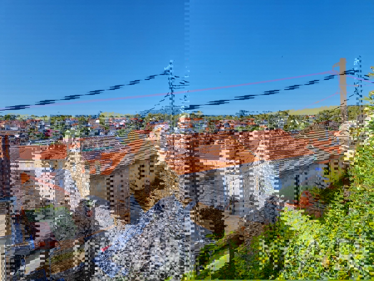Kamnita hiša ob morju v središču Vrboske