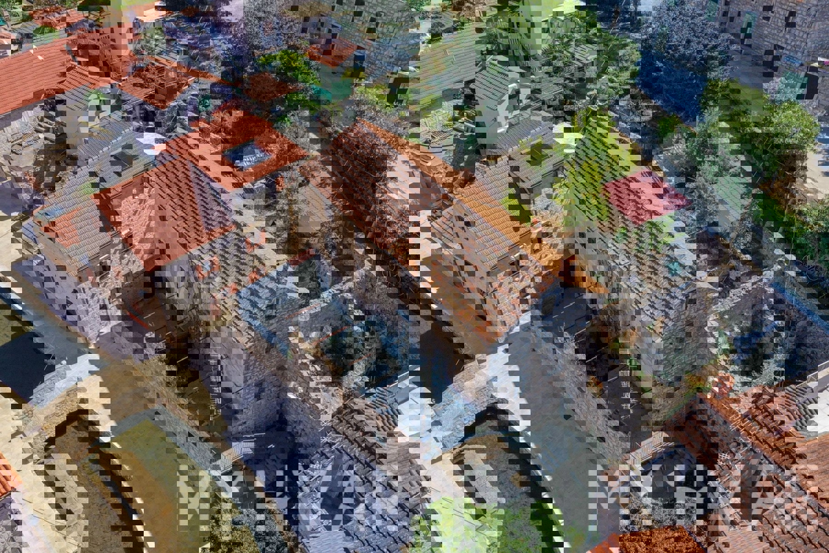 Kamnita hiša ob morju v središču Vrboske