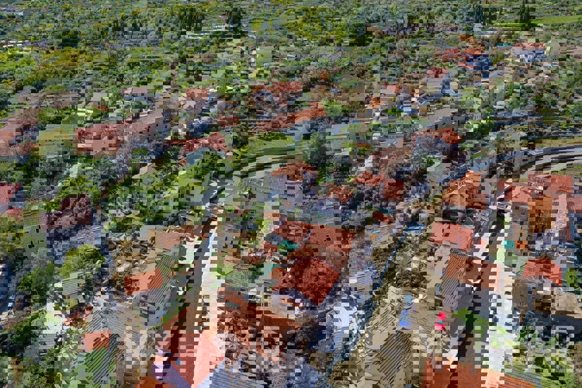 Kamnita hiša ob morju v središču Vrboske