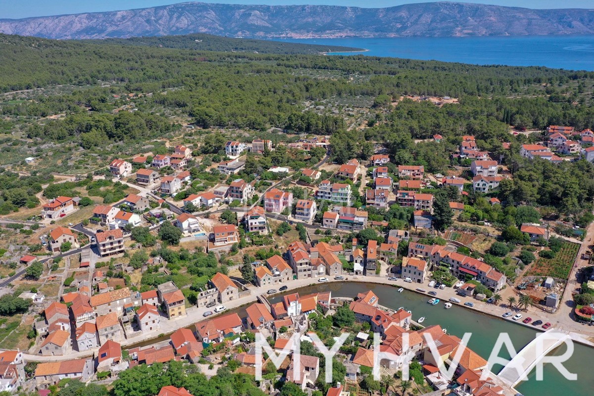 Gradbeno zemljišče v Vrboski blizu pristanišča