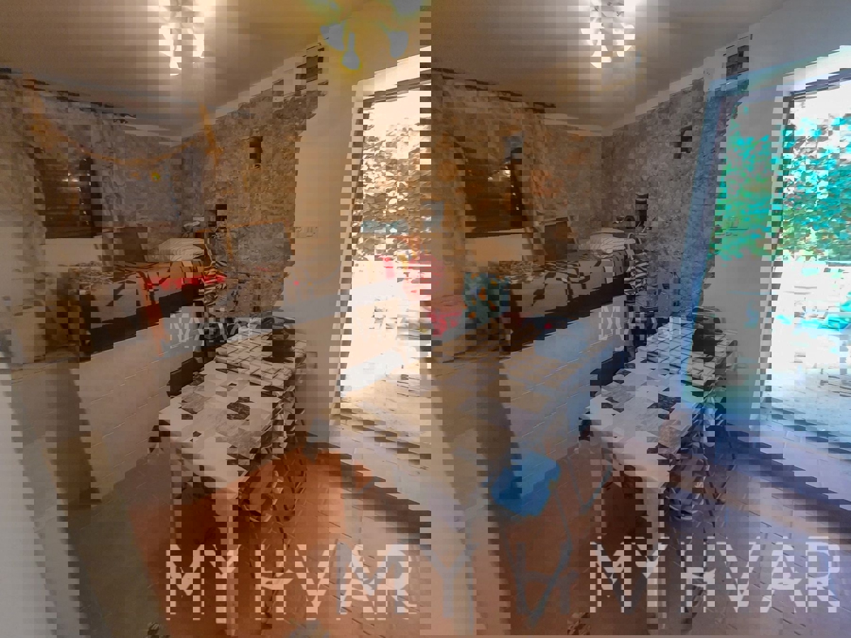 Minimalistična hiša v središču Vrisnika