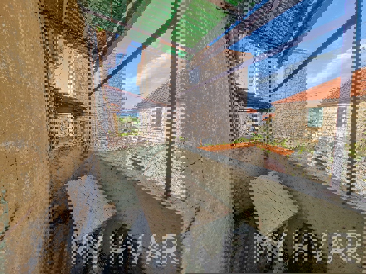 Kamena hiša v centru Jelse