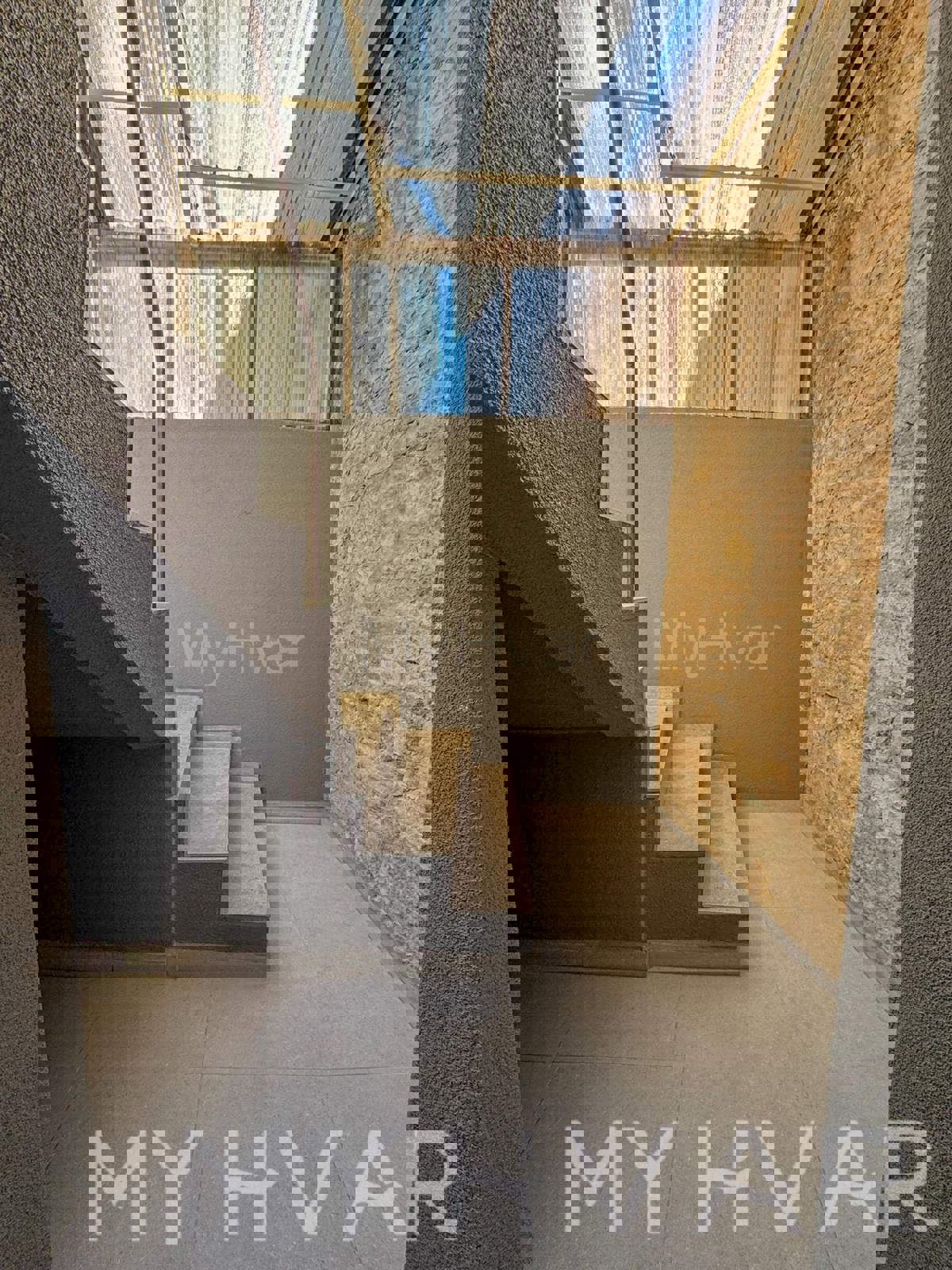 Kamnita hiša z garažo