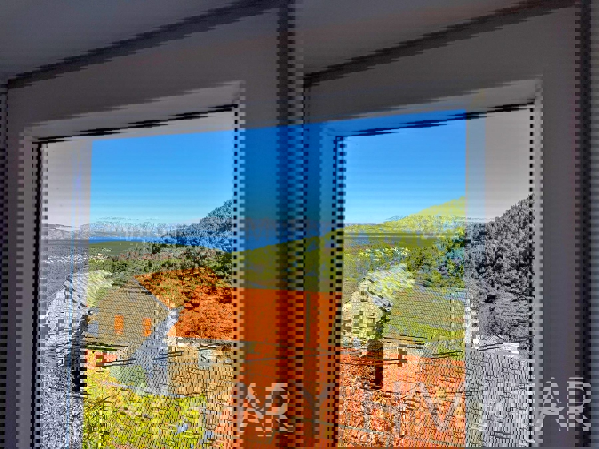 Kamnita hiša z garažo