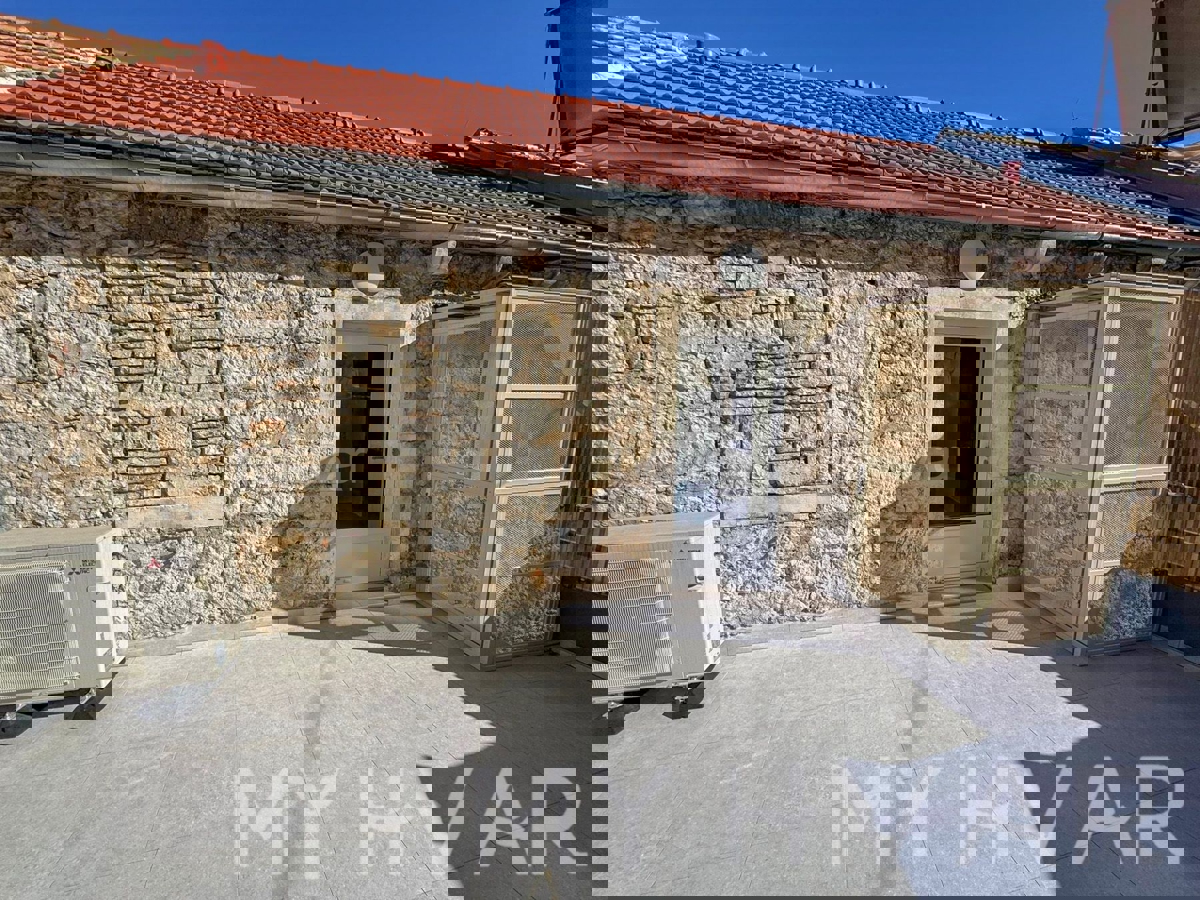 Kamnita hiša z garažo