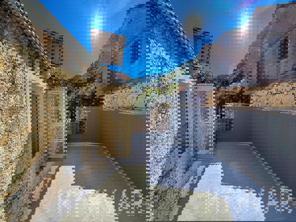 Kamnita hiša z garažo