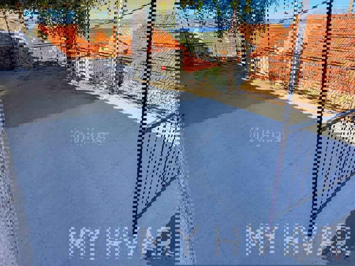 Kamnita hiša z garažo