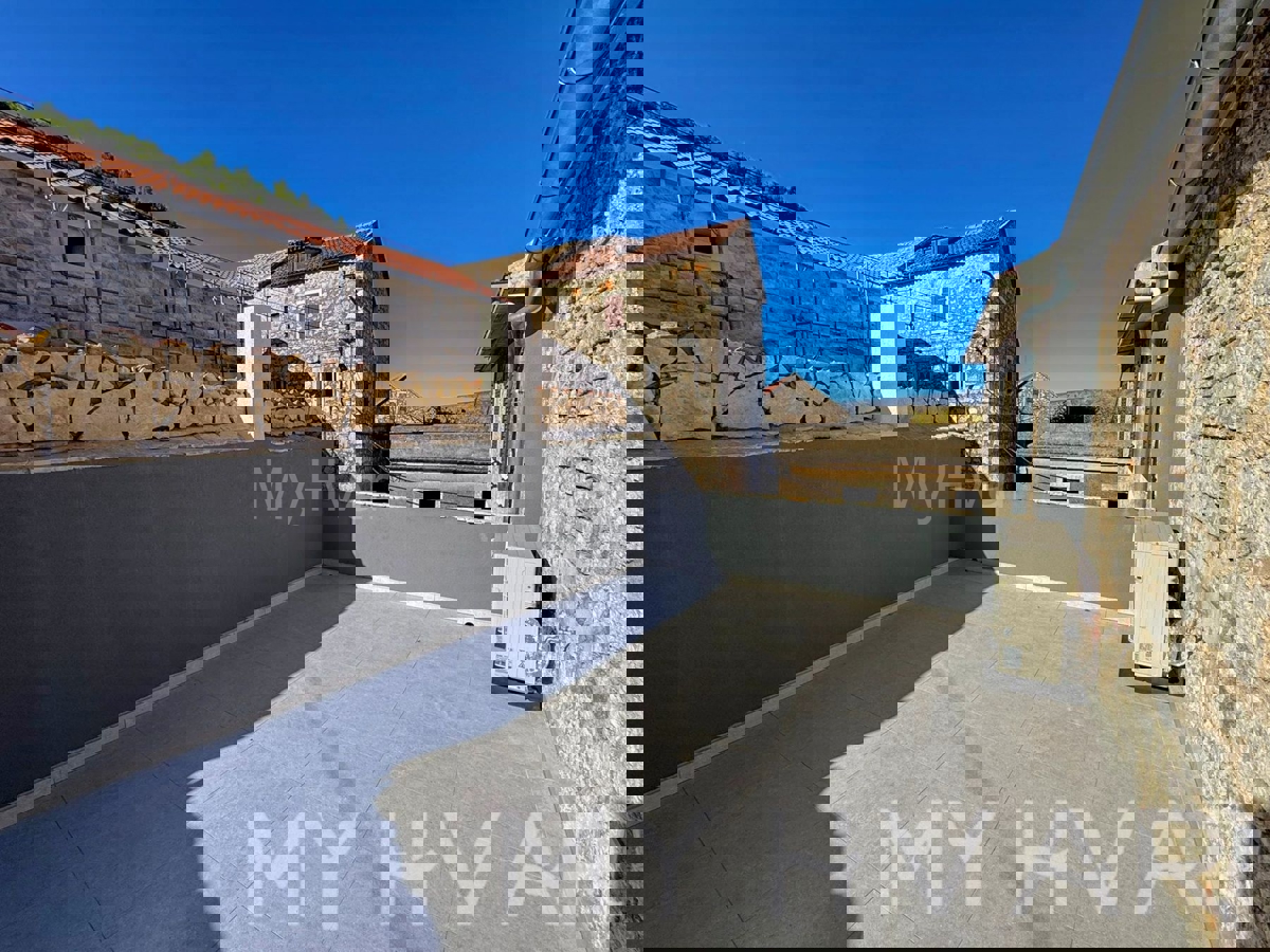 Kamnita hiša z garažo