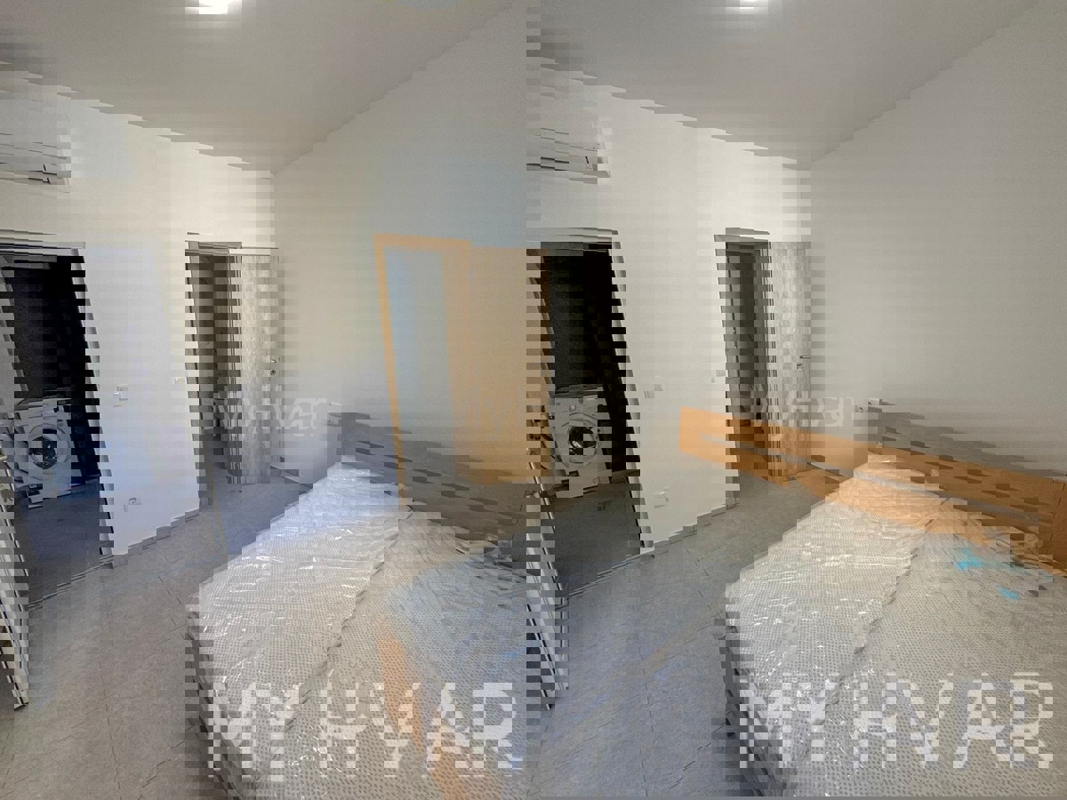 Kamnita hiša z garažo