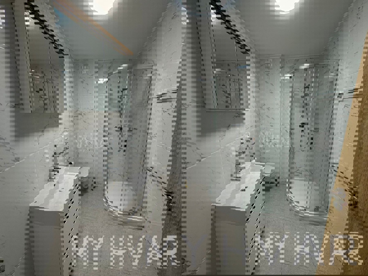 Kamnita hiša z garažo